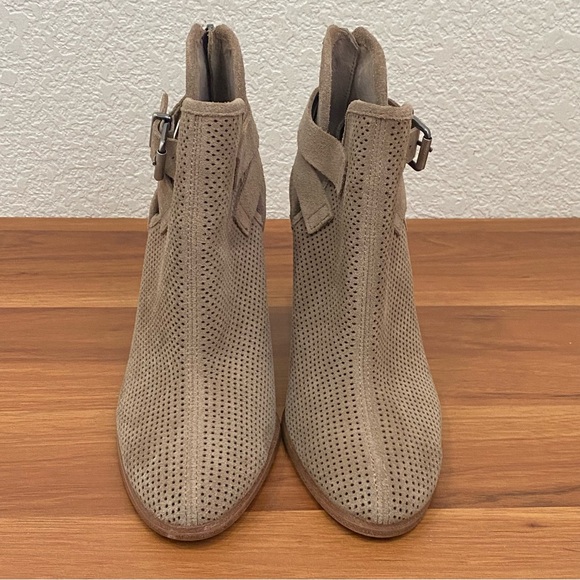VINCE CAMUTO Perforated Tan Suede Heeled Booties Ankle Boots Women’s Size 7.5 - Picture 2 of 16